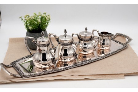  Serviço de chá e café  em prata bandeja, bule, cafeteira, chaleira e leiteira com bordos relevados e frisos perlados.